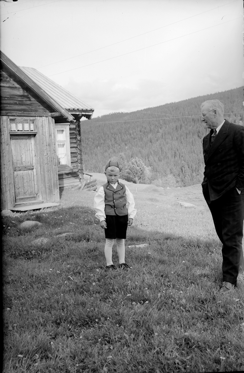 Gruppe. Ved stugu i Søre Syversrud står doktor Ernst Høva og hans barnebarn.

