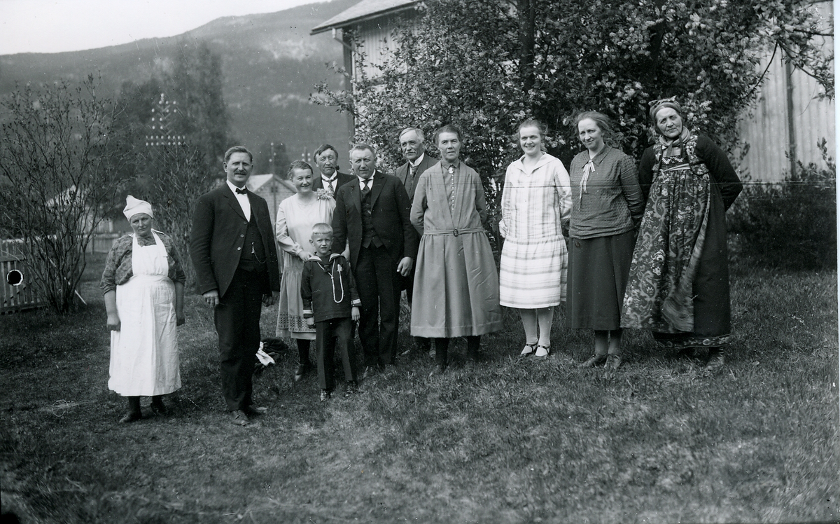 Familien Langslet, Rukkedalen. Damen helt til høyre har en sjelden bunad
