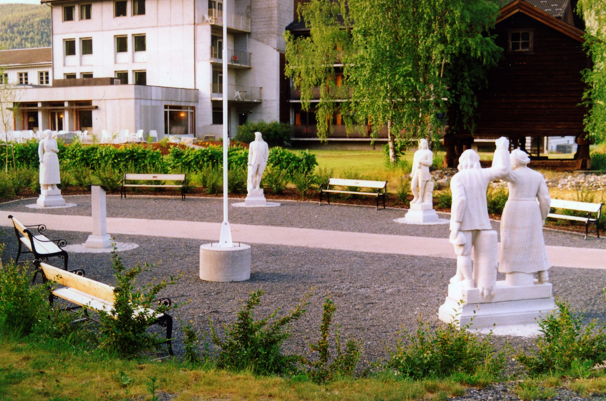 Jørgen Garnås statuer Indre Torg, oversiktsbilde
