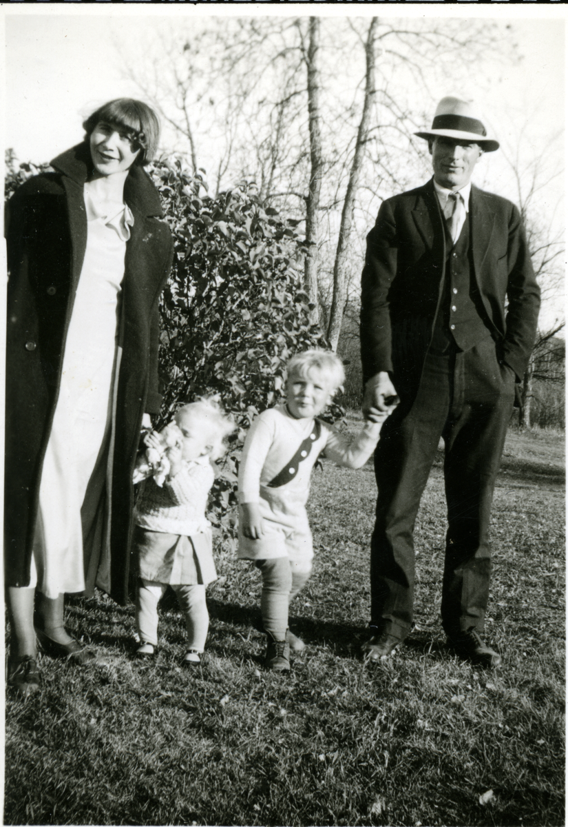 Familie
Mathilde og Jørgen Hollo  med to av sine  åtte barn, bosatt i Montana. Jørgen var født 15.10.1901 og døde i USA 19.2.1973.
