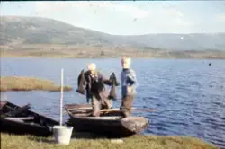 Garnfiske i Imlevatn. 2 båter og ei sinkbøtte. F.v. Sigurd S