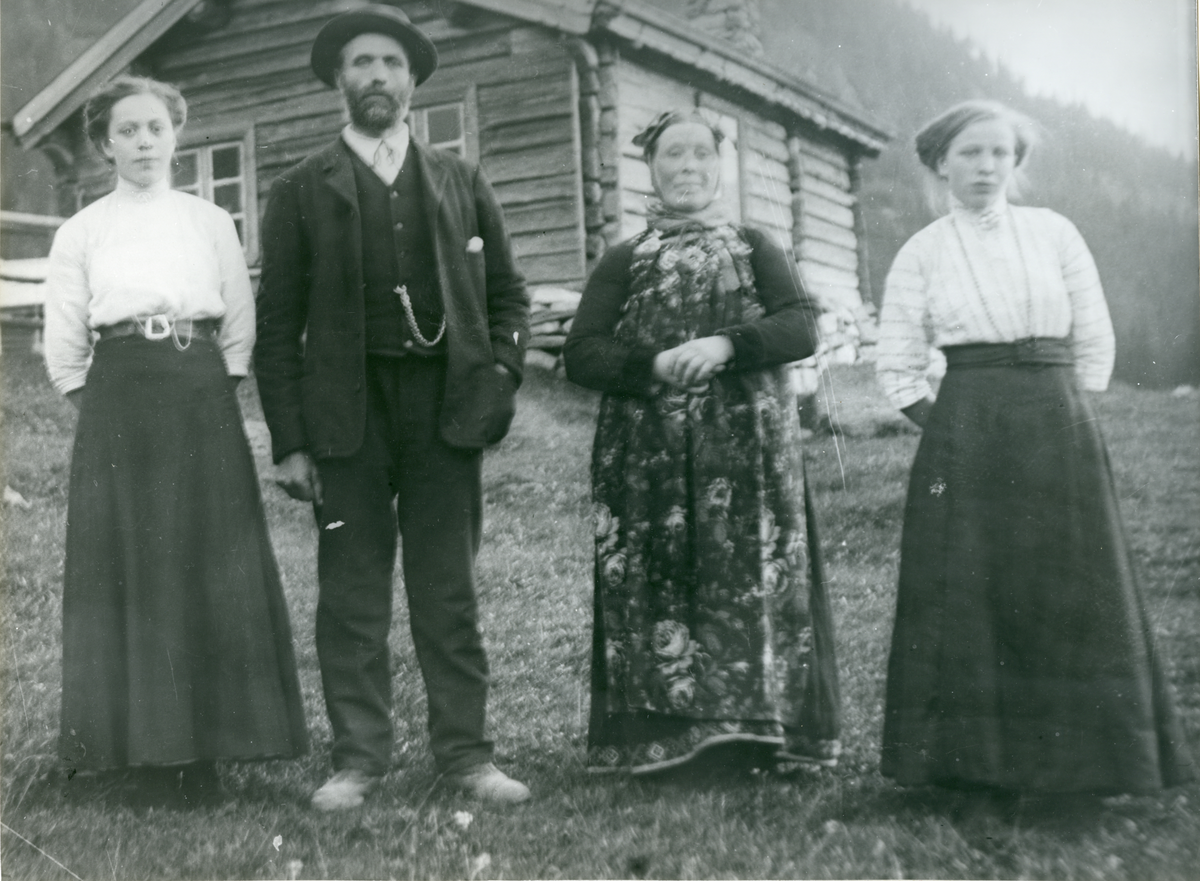 Familie. Fra venstre: Borghild Vissebråten, Lars Vissebråten, Eli Vissebråten, Barbo Vissebråten
