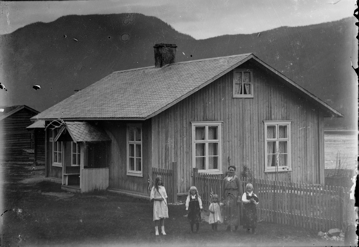 Gruppe, dobbeltbilde.
Lærer og fotograf Lars K. Ødegaards familie utenfor Skåterudmoen skole. Fra v. Bergljot, Hildur, Dagny, Kari og Svanhild Ødegaard.
