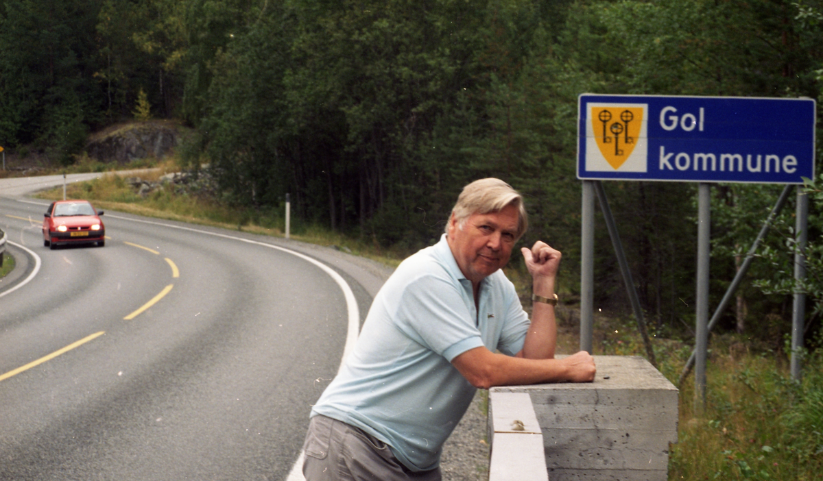 Vei
Riksvei 7 ved kommunegrensa Gol - Nes. Tidligere stortingsmann og ordfører Olaf Øen.
