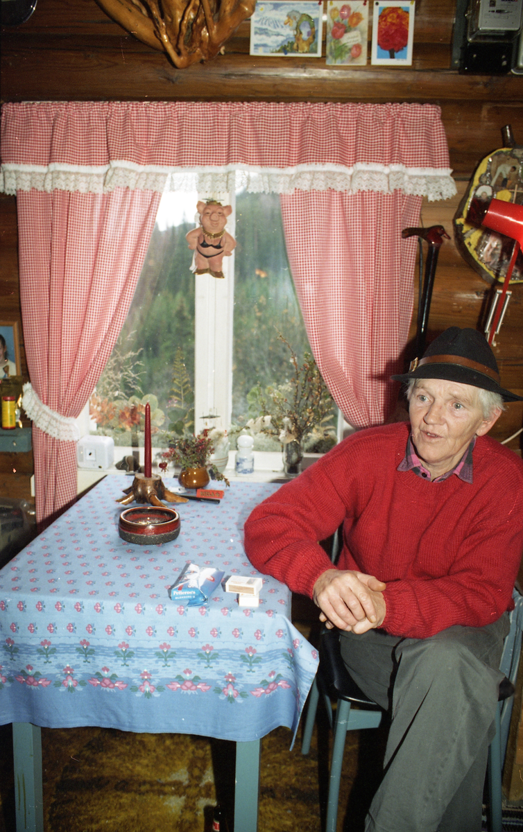 Portrett av Benny Hildringson, eneboer i Kleivi i Sandevegen . Bildet er tatt inne hos han.
