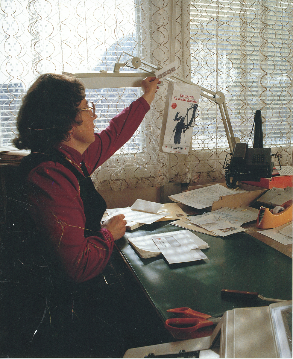 Karen Sevre i aktivitet. Innsamling av frimerker hos TUBFRIM Nesbyen.
