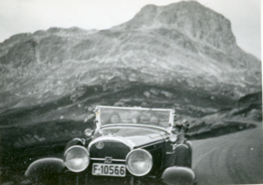 
Ved Bitihorn. Bilen tilhører Karl Medgård, Nesbyen. Buick 1931m, privatbil
