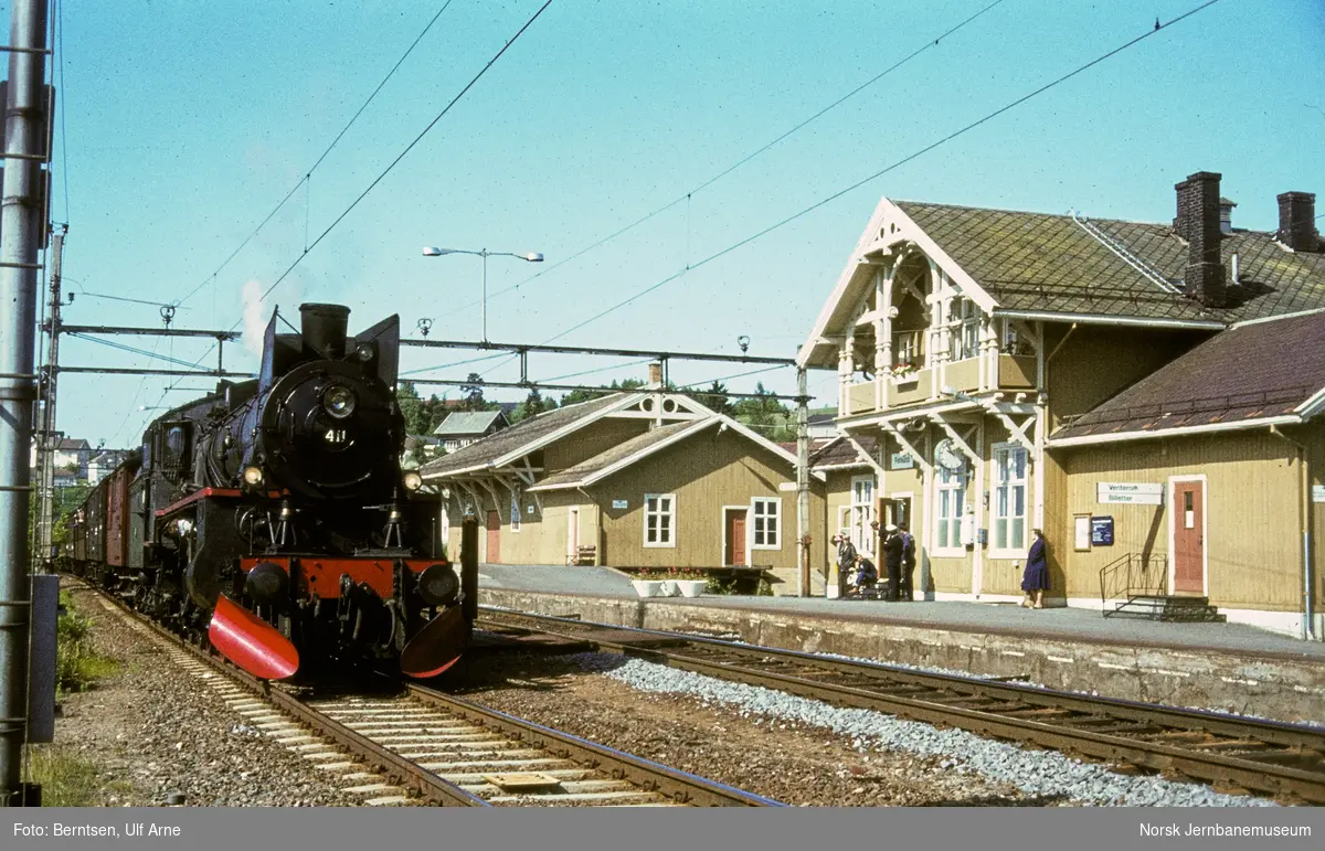 Damplokomotiv 26c 411 med veterantog på Fetsund stasjon