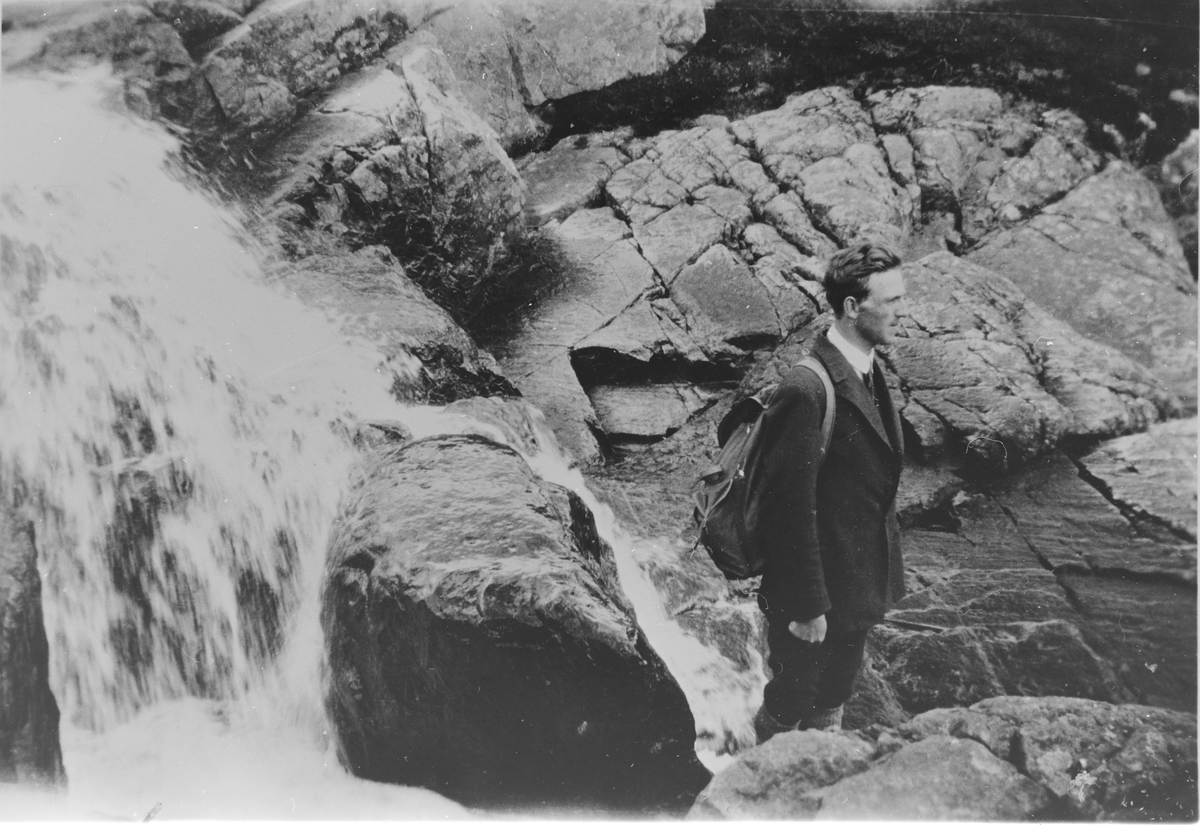 Halvard Løiten ved en foss på Norefjell, 1927.