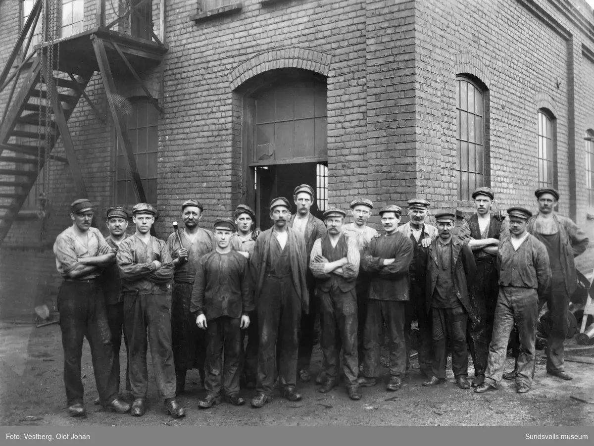 Gruppfoto med arbetare vid Svartviks sulfitfabrik.