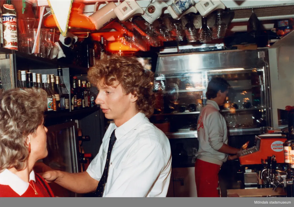 Robert Säll i baren på Moulin Rouge, restaurang och diskotek med adress Kvarnbygatan 1 i Mölndal, år 1988.