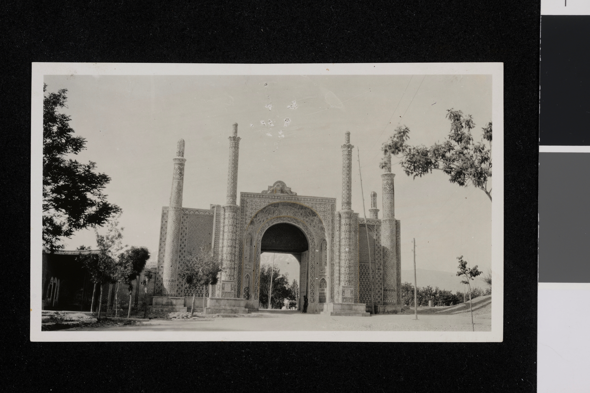 Byport på vei til Teheran. Fotografi tatt av/ samlet inn av Elisabeth Meyer fra reise til Iran 1929.