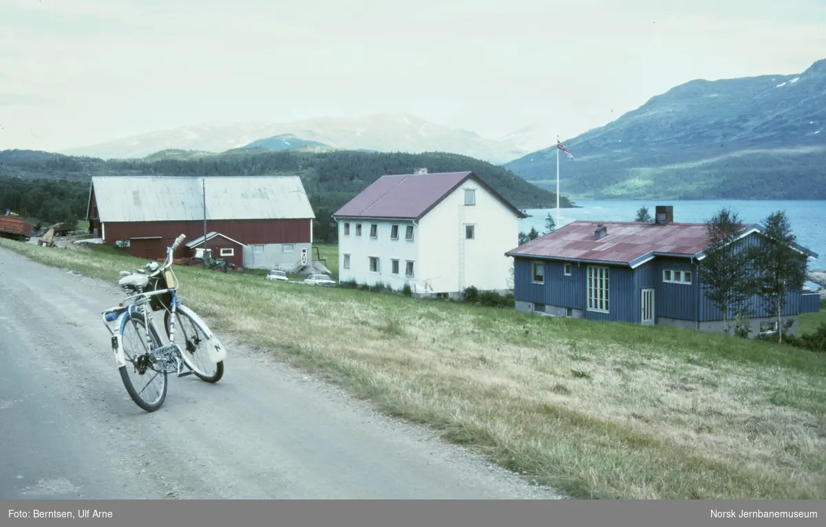 Med sykkel ved Kvannlia gård og overnattingssted ved Øvre Fiplingvatn i Grane kommune