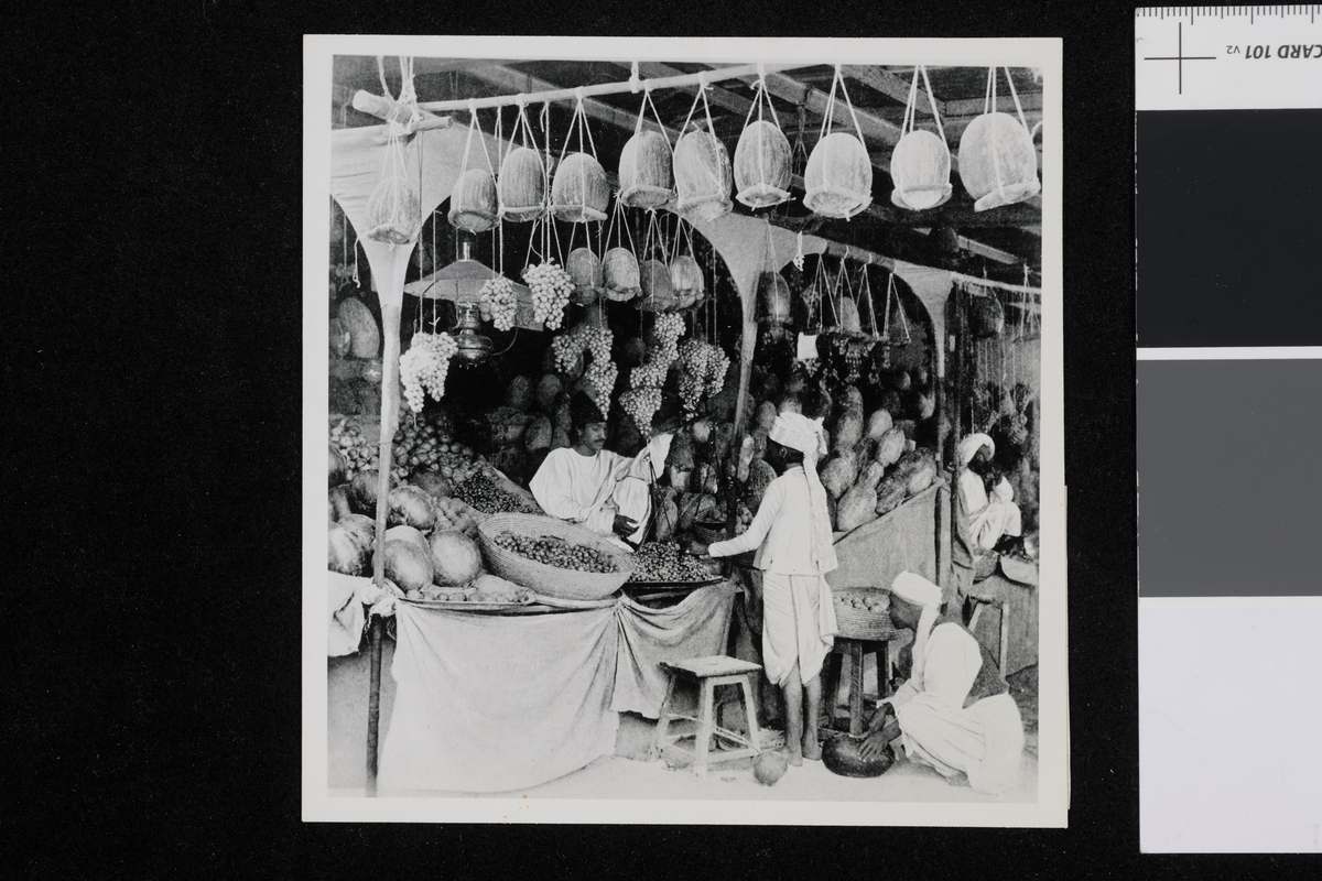 Frukthandler på marked. Fotografi tatt av/ samlet inn av Elisabeth Meyer fra reise til Iran 1929.