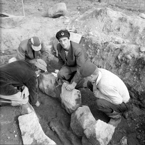 Svedvi sn Rallsta RAÄ 16 Arkeologisk undersökning utförd av Vlm / Henry Simonsson 1960-61.

Män från utgrävningen av stenkistan, anläggning 86.