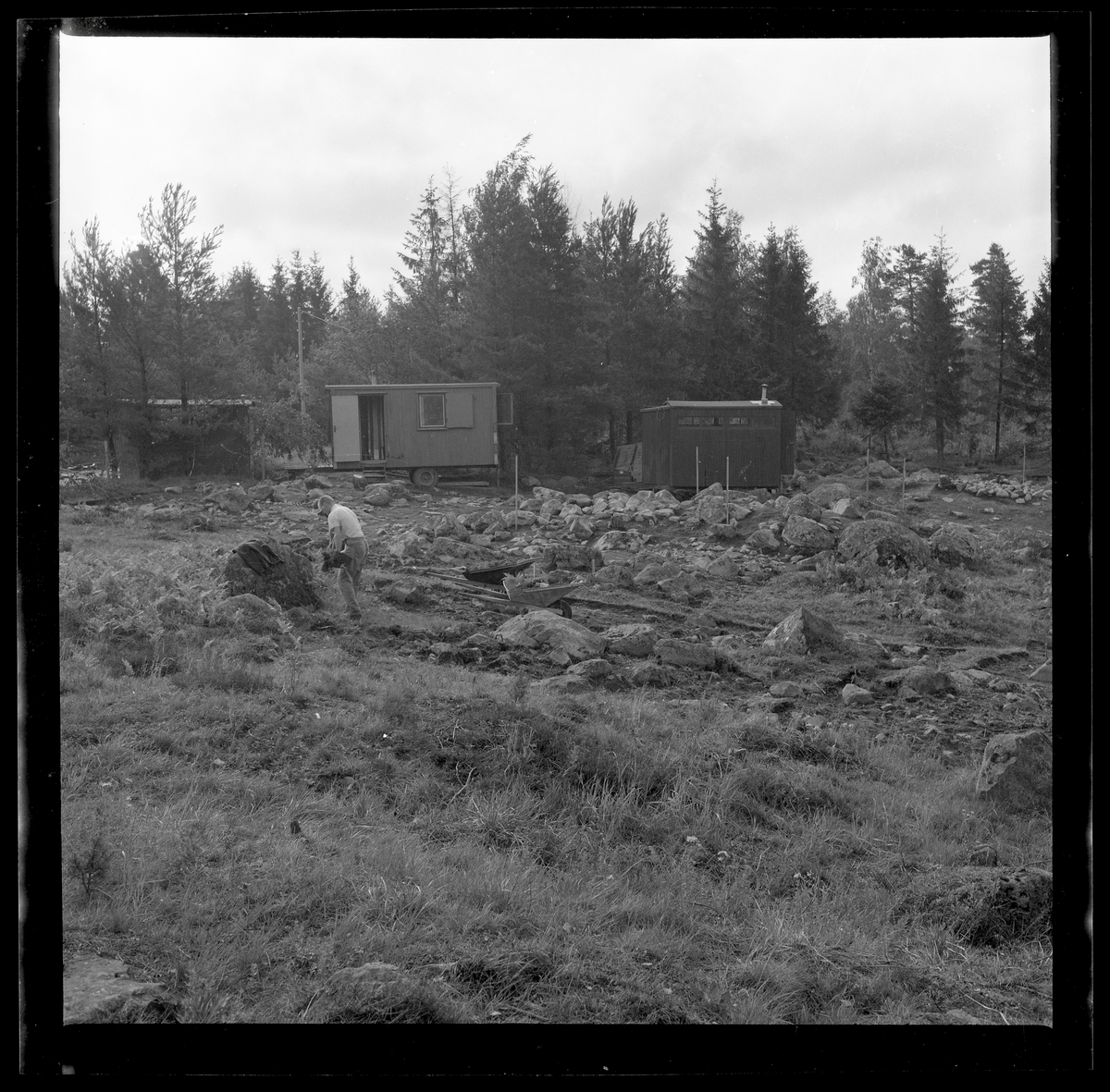 Svedvi sn Rallsta RAÄ 16 Arkeologisk undersökning utförd av Vlm / Henry Simonsson 1960-61.

Del av gravfältet med personalens kupor i bakgrunden.
