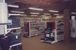 Interiørfoto fra et butikklokale som viser reoler med hyller