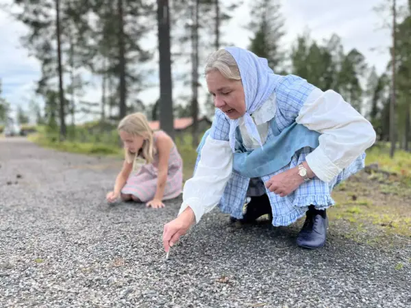 Barn og voksen som leker.