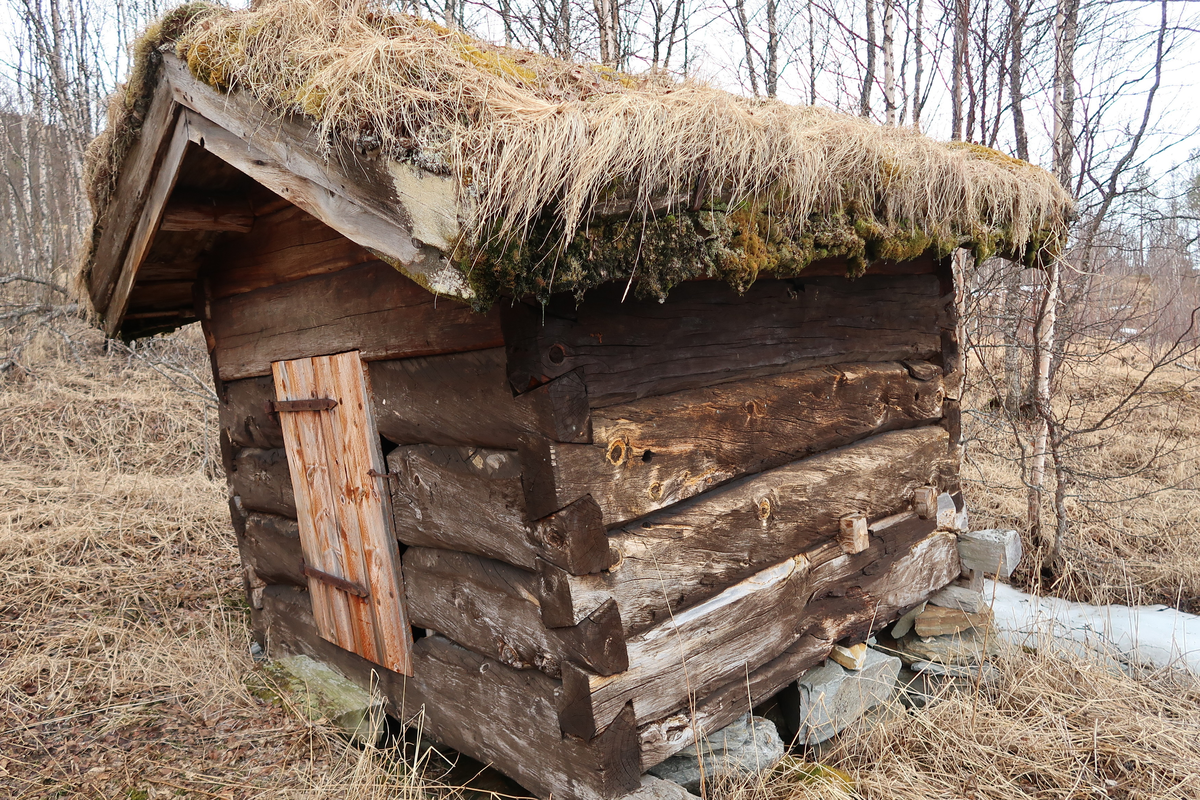 Bekkekvern som opprinnelig har stått på gården Kroken i Salangsdalen. Flyttet til Bardu Bygdetun i 1983. 