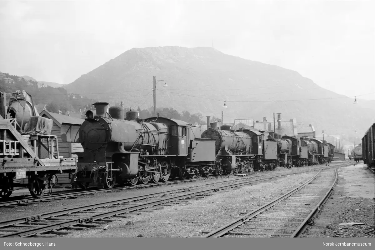 Utrangerte damplokomotiver på Bergen stasjon. Fra venstre 28b 161, 39a 167, 28b 151, 39a 168 og 39a 170