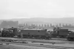 Lokomotiver på NSBs verksted på Grorud. Fra damplokomotiv 40