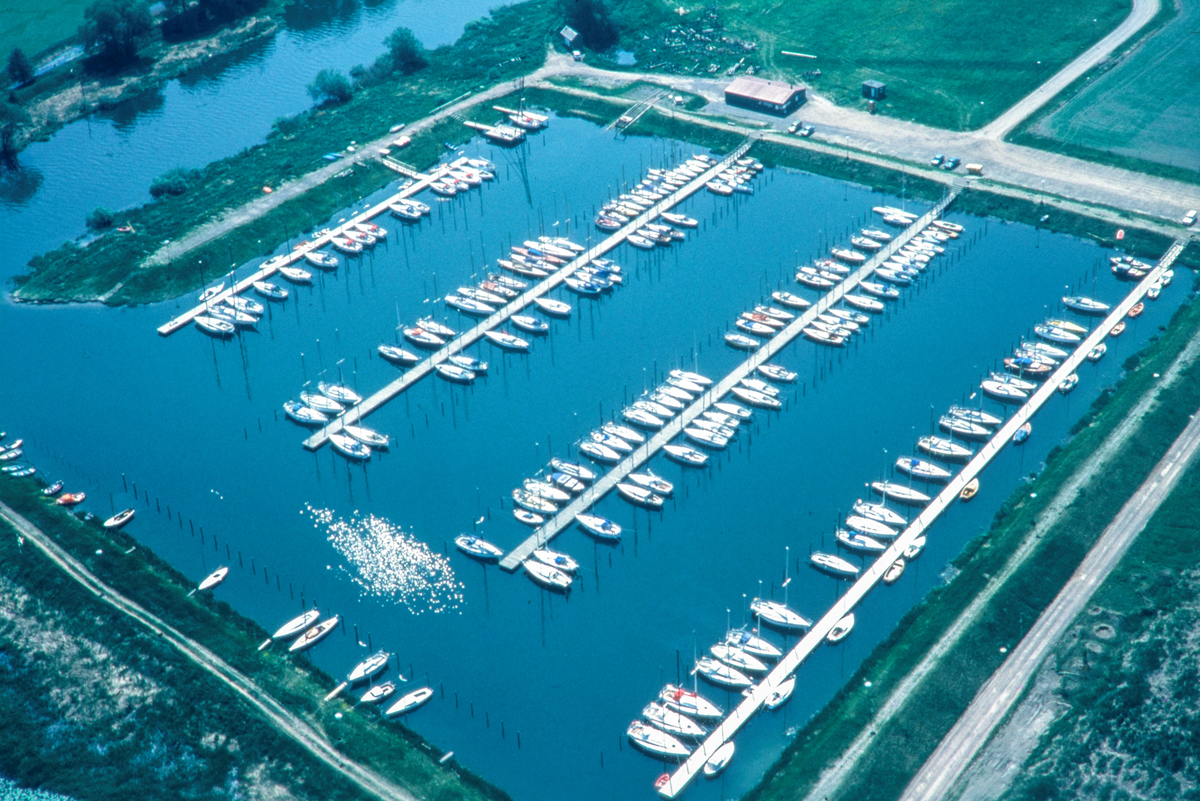 Linköpings småbåtshamn.
Bilder från staden Linköping digitaliserade från diapositiv. Bilderna är från 1970-1990-talet.