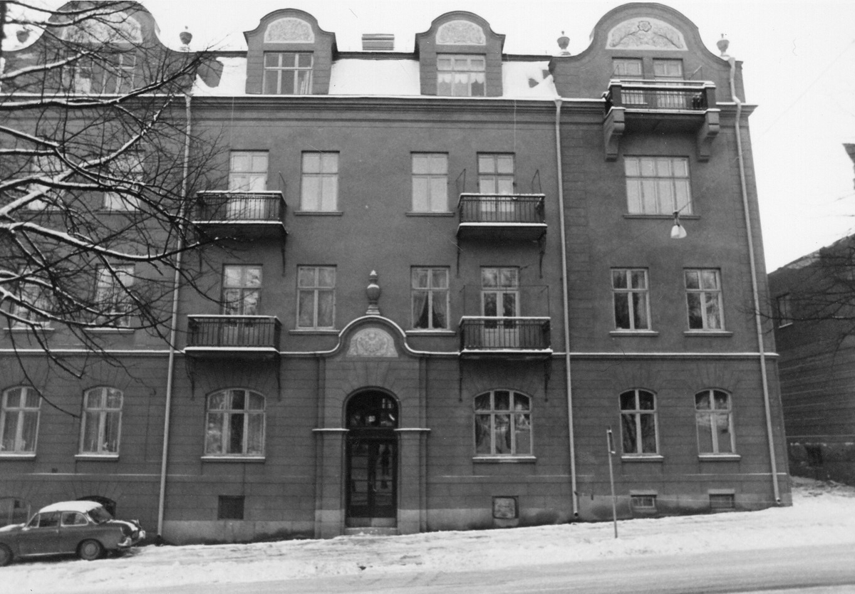 Kvarteret Kalla mot Kristinagatan och Lidmansvägen i Västerås. bilderna är tagna i november 1971 av byggnadsfirman Anders Diös AB.