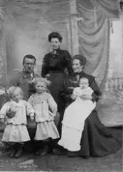 Hans Hagen (f. 1872) med familie