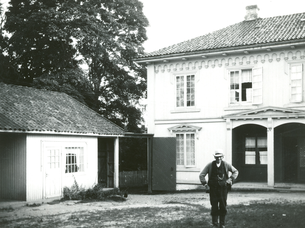 To bilde av Hans Kleppen på Borge, begge tatt hausten 1931.  