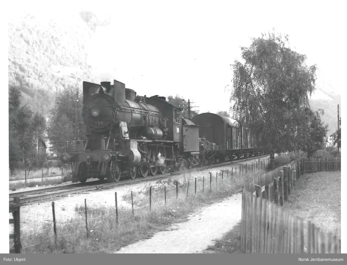 Damplokomotiv type 30b nr. 350 med godstog like syd for Otta stasjon