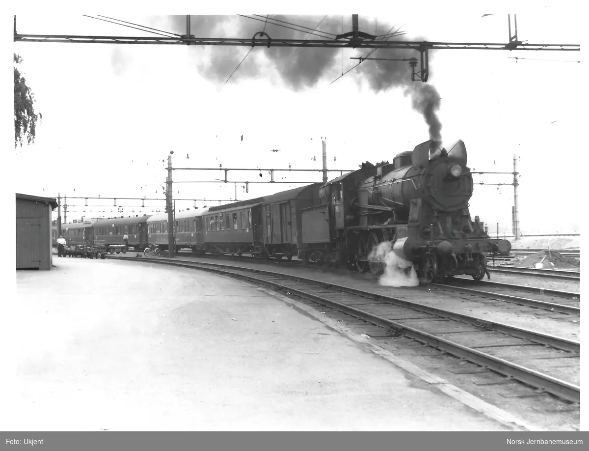 Damplokomotiv type 30a med persontog på Hamar stasjon
