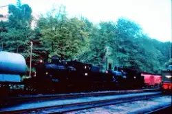 Damplokomotiv type 21c 375 og 18c 226 på Arendal stasjon