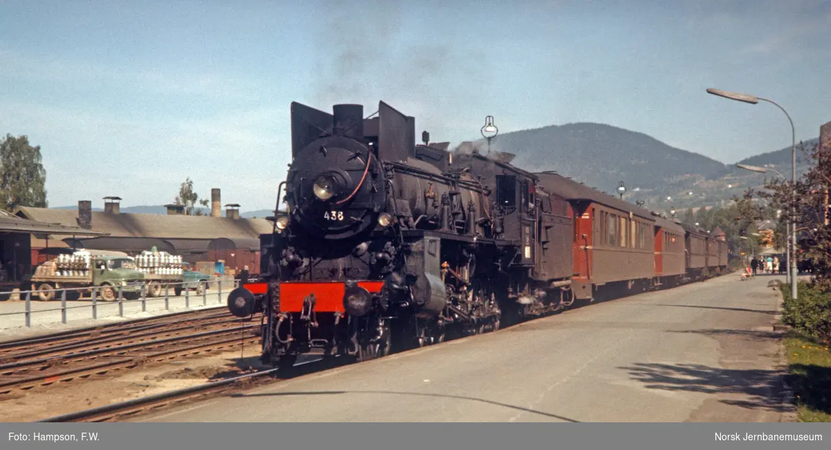 Damplokomotiv type 26c nr. 436 med persontog fra Otta til Oslo, tog 308, på Lillehammer stasjon
