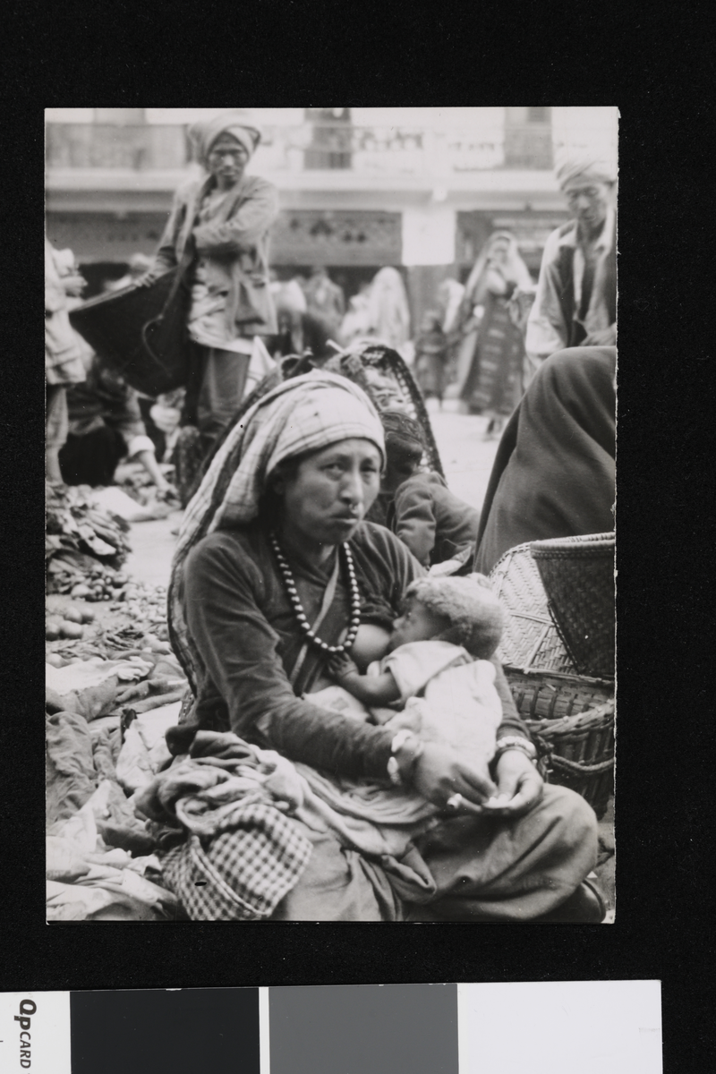 Kvinne fra Tibet ammer sitt barn. Fotografi tatt i forbindelse med Elisabeth Meyers reise til India 1932-33.