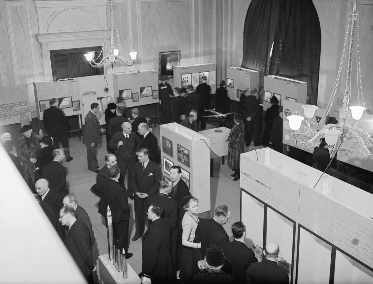 År 1940 och orostider i världen. I flygstaden Linköping var man inte minst orolig för luftangrepp, varför man i stadshuset anordnade en upplysande utställning om just luftskydd. I bildseriens första tagning ses landshövding Karl Tiselius inviga utställningen.