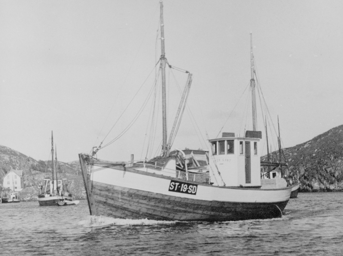 Fiskebåten "Peer Gynt" på sjøen, kjennemerke ST-19-SD