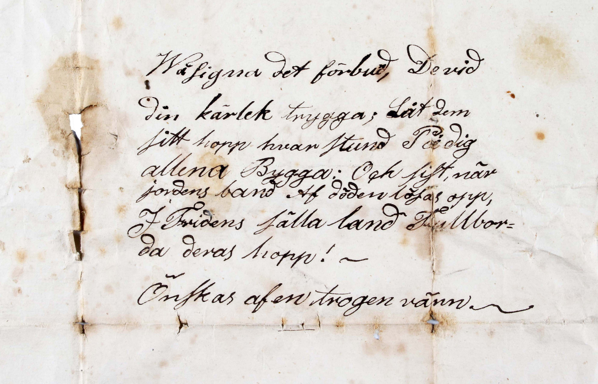 Gratulationsbrev, "lysningsbrev". Vikt, blekt pappersark med handskriven svart text: "Gratulation på Johanna Olagusdotters lycningsdag den 28 September 1834". Brev med två lyckönskningsverser. I det ihopvikta arket förvaras även ett hjärta, klätt med grönt fransklippt papper. Över hjärtat fäst två käppar, en av metall och en av trä, klädd med rosa och grönt tyg. Hjärtat prytt med rosa sidenrosetter.

Brevet adresserat till "Pigan Johanna Olagus Doter på Olgebärg". (1807-1871)

Lysning (utlysning) innebär en kungörelse om att två personer avser att ingå äktenskap med varandra. (Wikipedia)