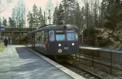 Kolsåsbanens motorvogn nr. 411 på Gjønnes holdeplass i Bærum