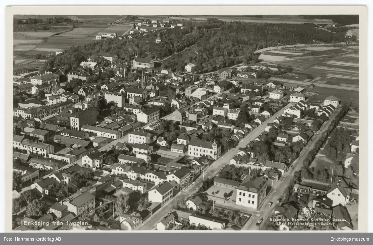 Vykort med flygfoto över de centrala delarna i Enköping. Kortet är inte poststämplat.