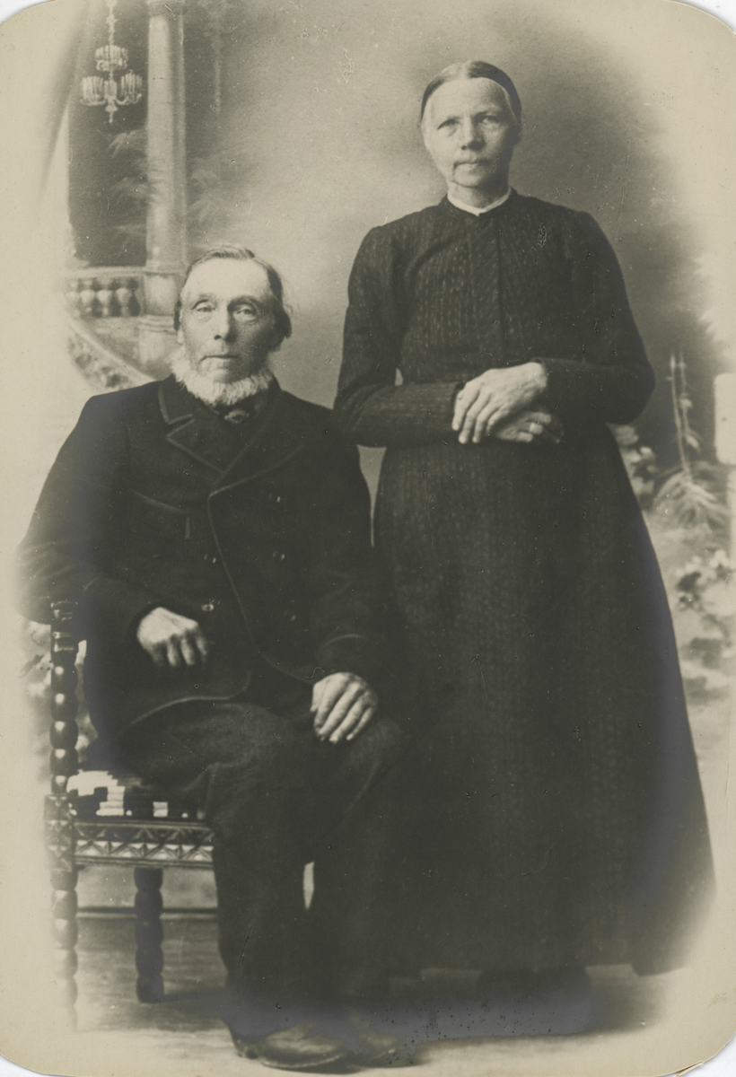 Portrettfotografi av et ektepar. Nils Sellereite og Nille Randine Viddal. Brukarar av Ysten garden mellom 1868 - 1902.