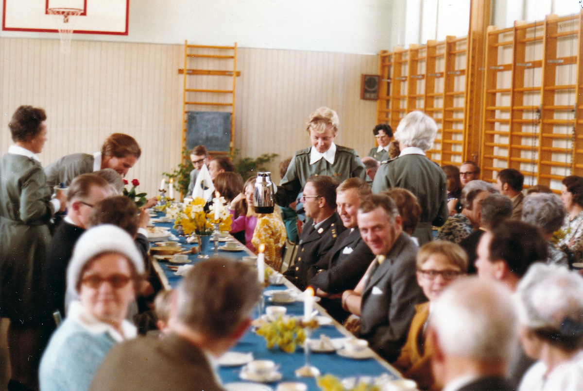 Välbesatta kaffebord. Binnebergs lottakårs 30-årsjubileum den 20 maj 1971 i Frösve kyrka och därefter samkväm i Frösve-Stöpens skola.