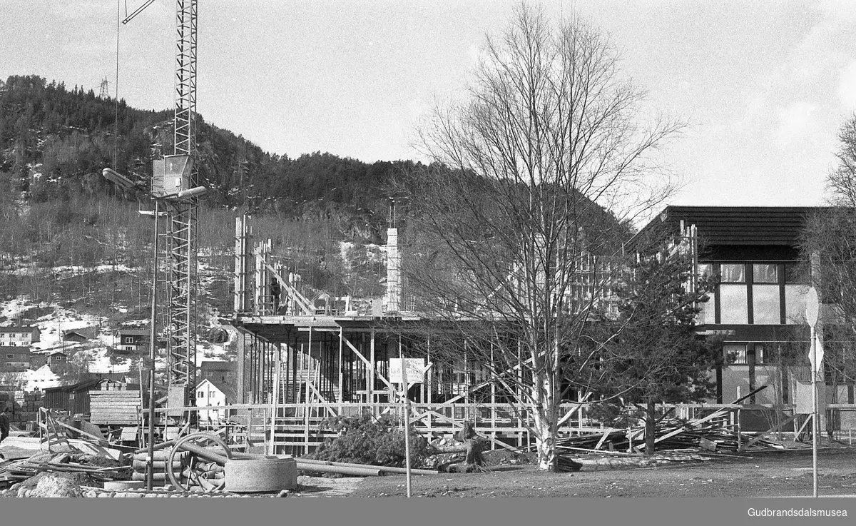 Prekeil'n, skuleavis Vågå ungdomsskule, ca 1985.
Påbygg Kommunehuset Vågå.