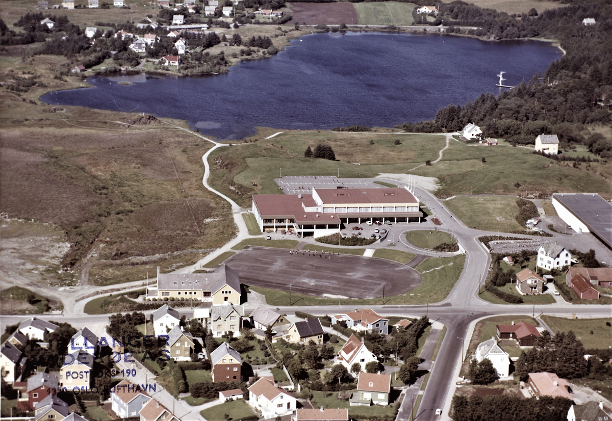 Flyfoto over Haraldshallen. I bakgrunnen er Skeisvannet med stupetårnet til høyre. Haraldsvang skole ligger helt til høyre i bildet.