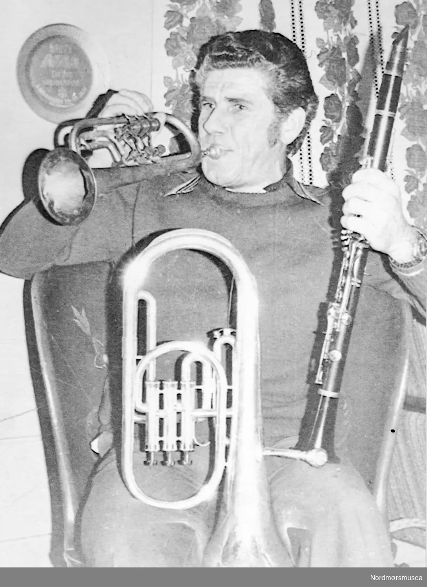 Sigurd Mogstad. Han var distriktsveterinær og leder i Nordmøre Musikklag. Bodde i Surnadal. Bildet er fra avisa Tidens Krav sitt arkiv i tidsrommet 1970-1994.