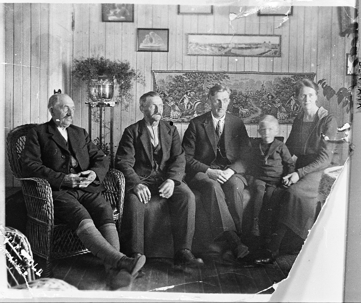Kristian Lindby, Peder Hovelsrud, Kasper Hovelsrud med sønnen Reidar og kone Helma.
Kristian Lindby og Peder Hovelsrud var brødre.  Kasper var sønn til Peder.