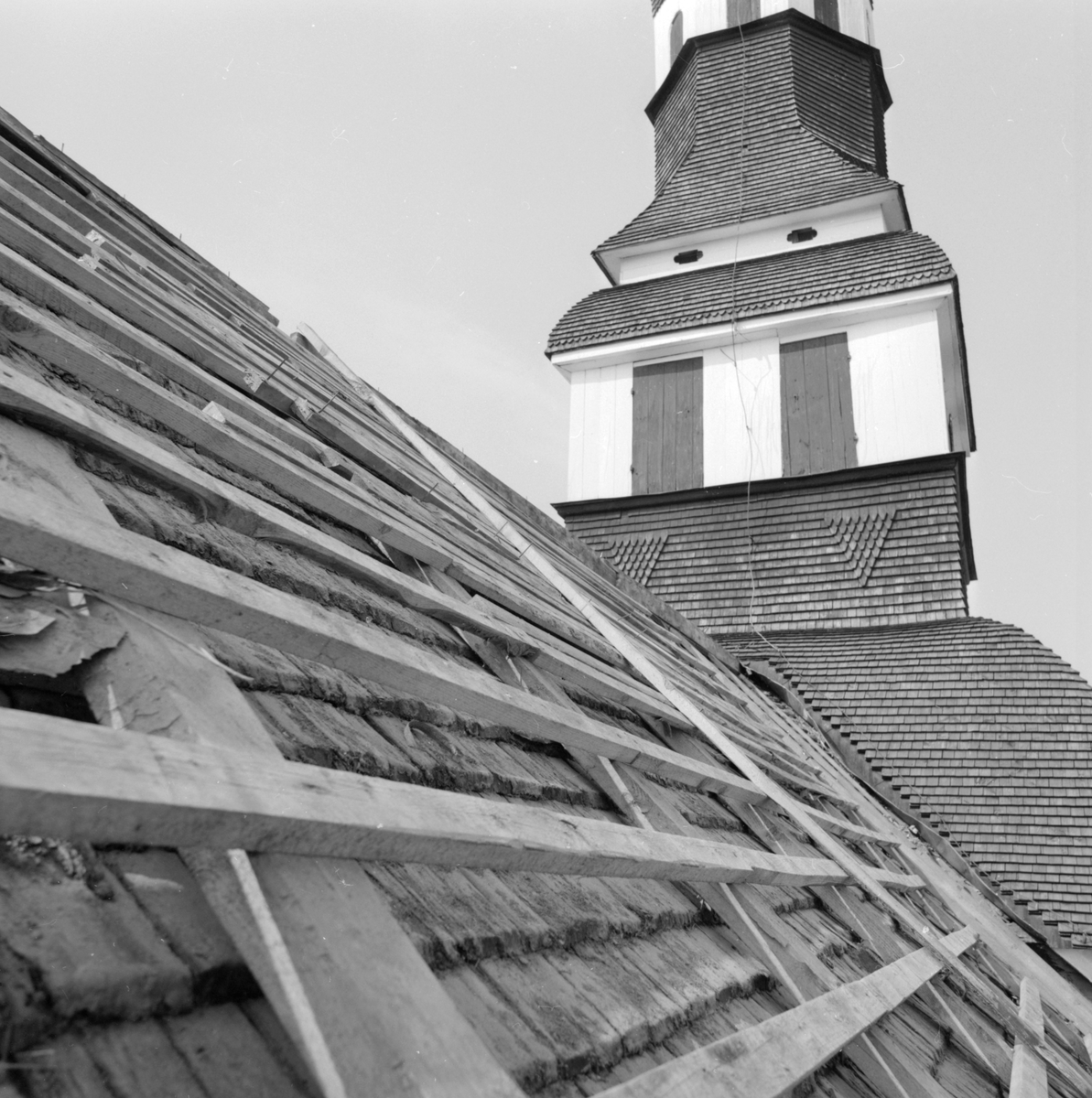 Under året 1981 genomfördes takarbeten på Nykils kyrka. Det stora arbetet gällde ny tegelbeklädnad på kyrkans långhustak men även viss putsrenovering.