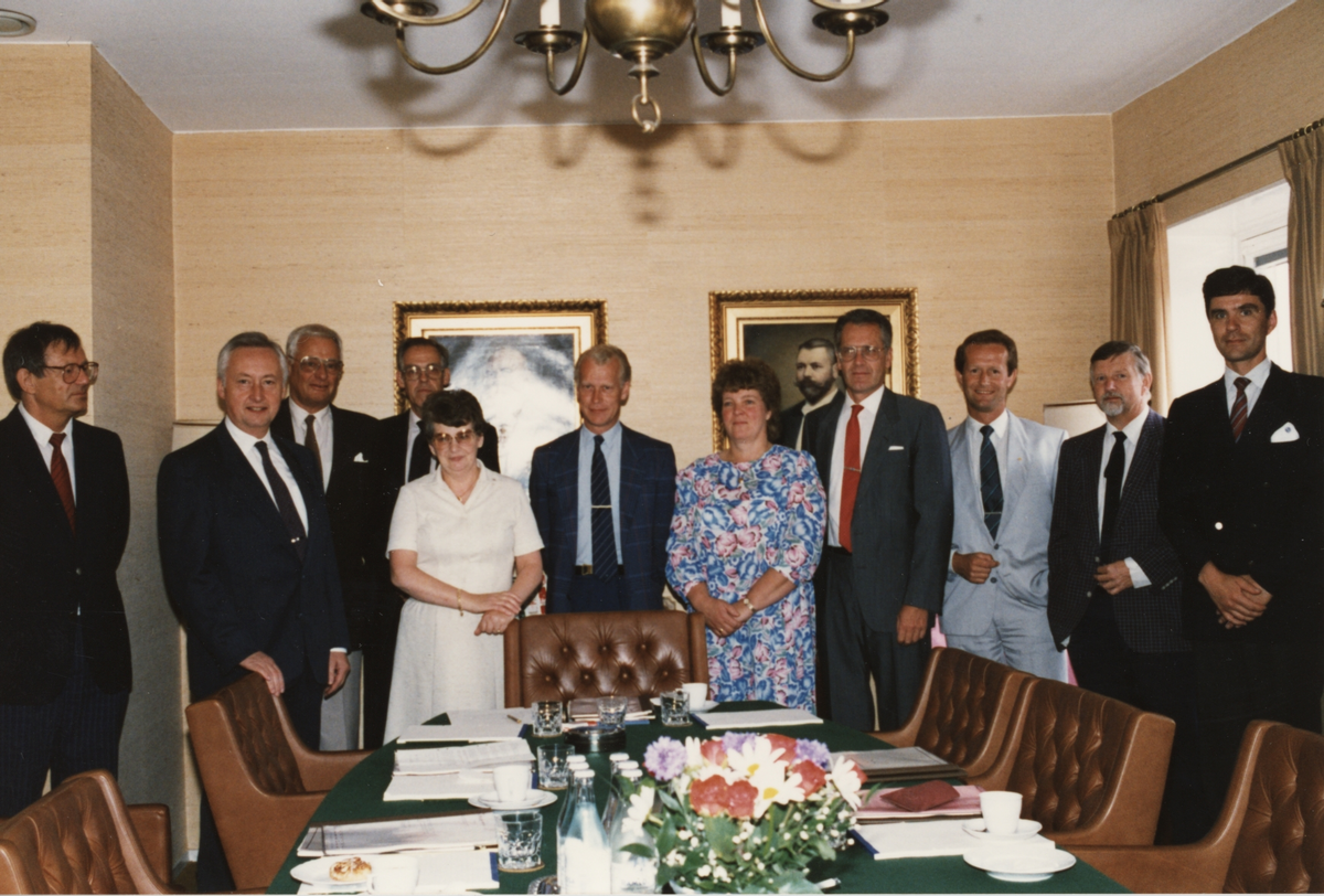 Procordia food AB styrelsemöte i Gävle 29/6 1988. 
Män och kvinnor i styrelserummet vid Ahlgrens tekniska fabrik AB.