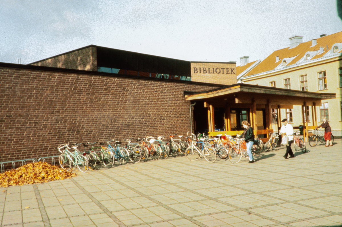 Bild från Linköpings stadsbibliotek på Hunnebergsgatan i Linköping, bilden är från 1980-talet. På bilden ser man entrén. 
År 1973 flyttar Stifts- och landsbiblioteket in i denna byggnad, ritad av arkitekt Bo Cederlöf. Tidigare fanns biblioteket i en cirkelformad byggnad bakom Konsistoriehuset i Linköping. Båda dessa byggnader ligger i närhet till Linköpings domkyrka på var sin sida av Hunnebergsgatan.
Den 20 september 1996 drabbades denna byggnad av en våldsam brand, som i det närmaste totalförstörde biblioteket. Huvuddelen av folkbiblioteksavdelningens öppna bokbestånd (ca 150 000 böcker) förstördes i branden. Idag (år 2024) ligger en ny biblioteksbyggnad på samma plats, dock med entrén åt andra hållet mot Östgötagatan. Kvar från denna byggnad finns idag bland annat en tegelvägg som man valt att behålla som minne av tiden före branden. 

Bilder från staden Linköping digitaliserade från diapositiv. Bilderna är från 1970-1990-talet.