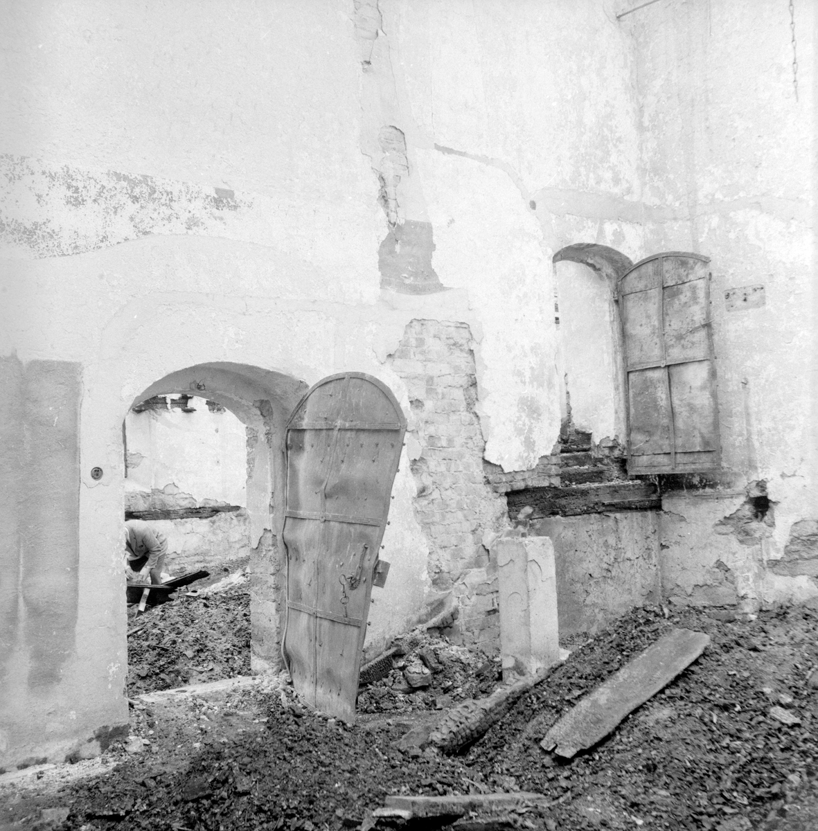 Den 21 juni 1961 utbröt en förödande brand i Vist kyrka. I hård vind spreds sig elden explosionsartat och efter ett par timmar återstod endast de svartbrända murarna. Redan efter några dagar var man i full färd att dokumentera skadorna för att undersöka möjlighet att återuppbygga kyrkan.