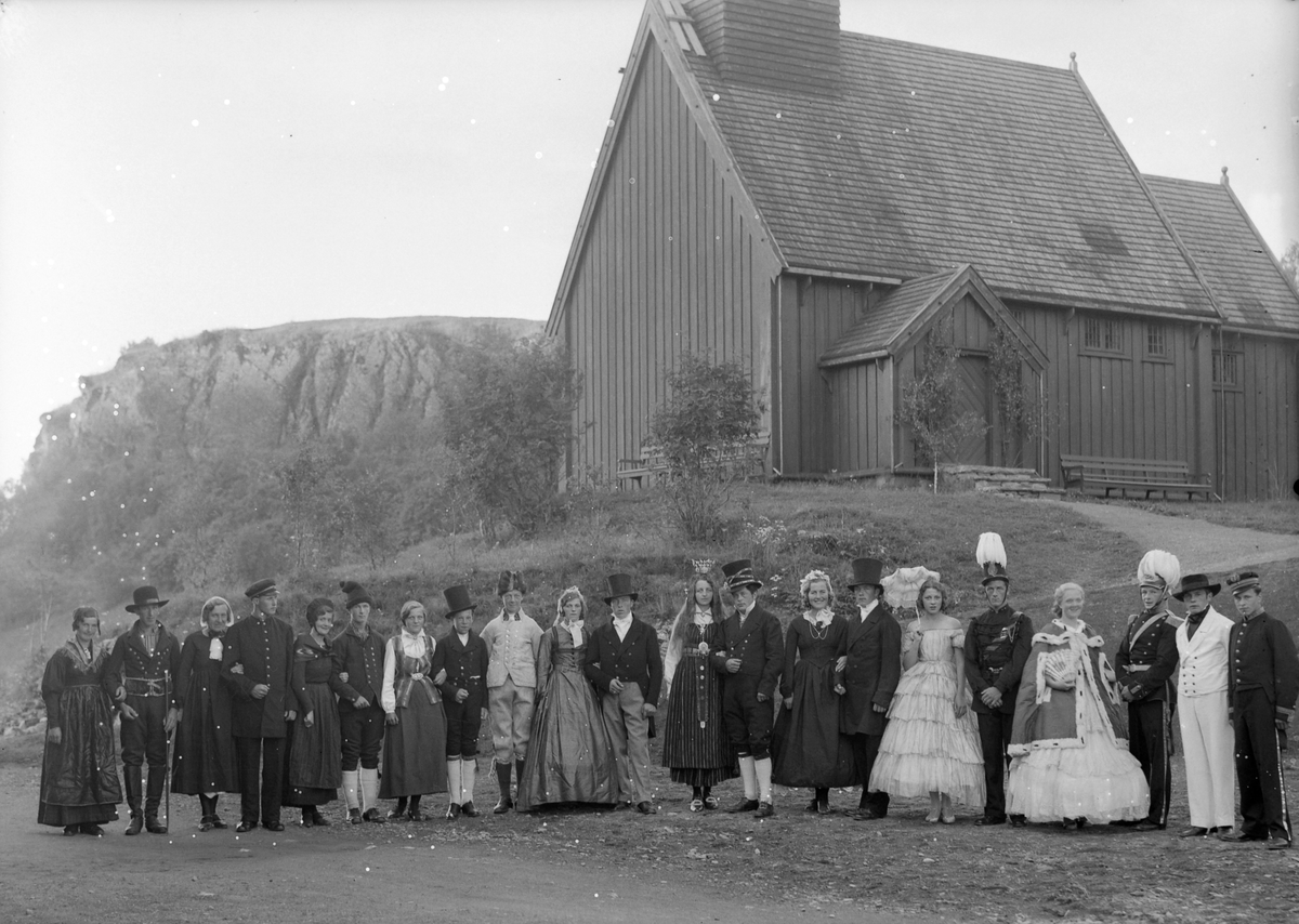 Draktoppvisning på Sverresborg med Lo kirke i bakgrunnen